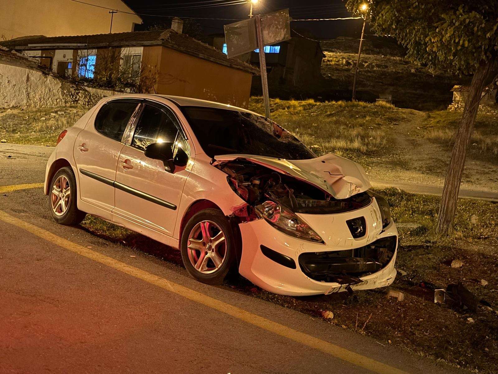 OTOMOBİL VE MOTOSİKLET KAFA KAFAYA ÇARPIŞTI